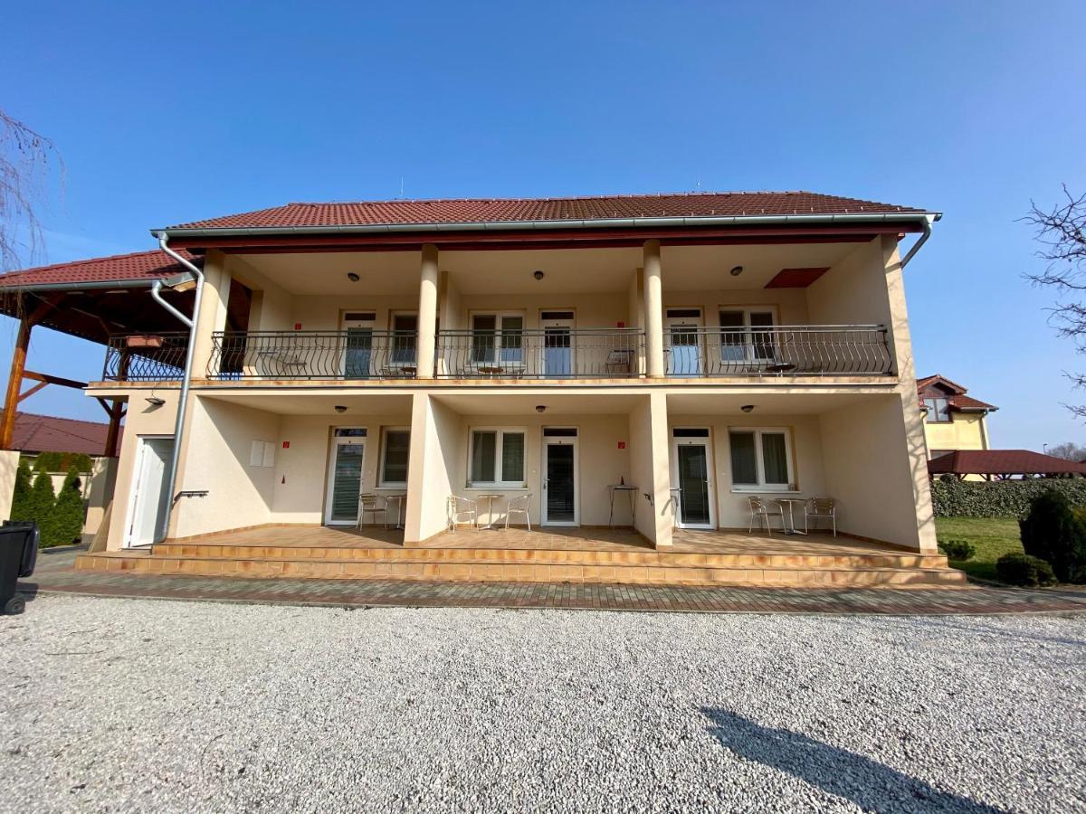 Apartmanovy Dom Flora Velky Meder Exterior photo