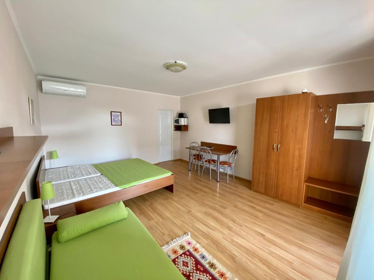 Apartmanovy Dom Flora Velky Meder Exterior photo